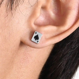 Ørestikk til menn i rustfritt stål formet som spillekortet Ace of Spades (selges pr. stk).