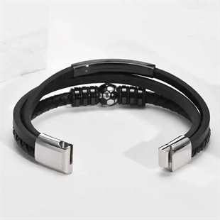 Sort fotballarmbånd i ekte lær og rustfritt stål – herresmykke med sporty design