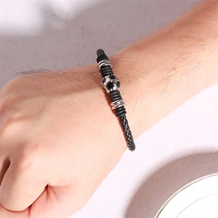 Fotballarmbånd i svart lær med rustfri stålkule – herresmykke til fotballfans