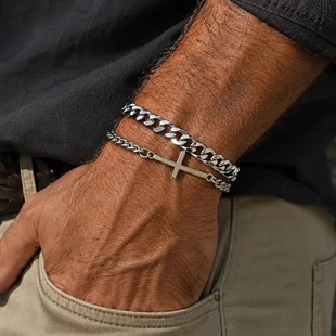 Enkelt dobbelt armbånd med kors og rustfritt stål.