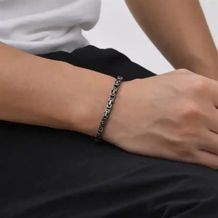 Herrearmbånd i oksidert rustfritt stål med antik sølvfinish fra marjoe.no