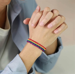 Håndlaget Pride-armbånd