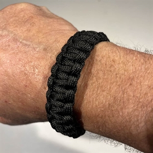 Svart paracord armbånd 21 cm