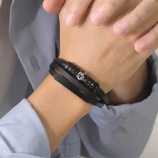 Sort fotballarmbånd i ekte lær og rustfritt stål – herresmykke med sporty design