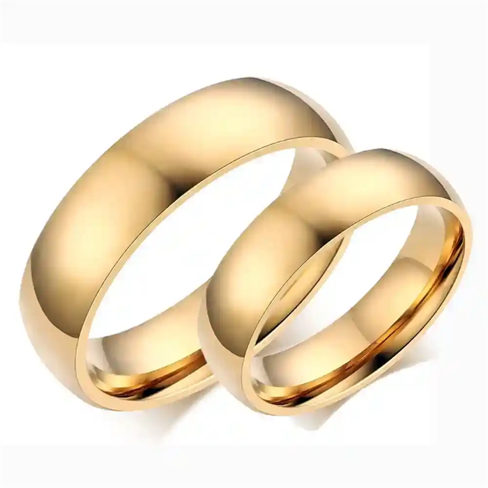 Blank forgylt ring i rustfritt stål.