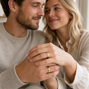 Blank forgylt ring i rustfritt stål.
