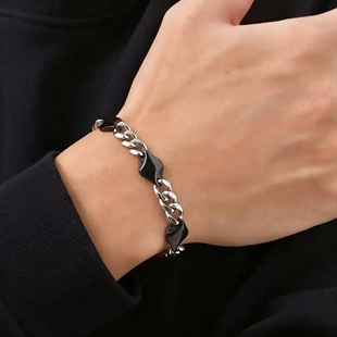 Herrearmbånd i rustfritt stål med sorte detaljer