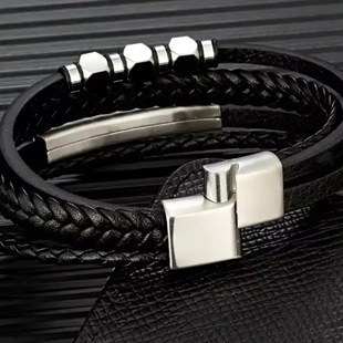 Herrearmbånd i svart imitert lær med rustfritt stål og magnetlås