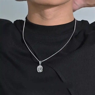 Ovalt herresmykke i rustfritt stål – 2.05x1.22 cm anheng