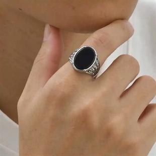 Herrering i rustfritt stål med svart agatstein og detaljerte stålsider – Black Agate Power Ring.