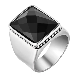 Herrering i rustfritt stål med stor firkantet fasettslipt sort stein – Black Titan Square Ring.