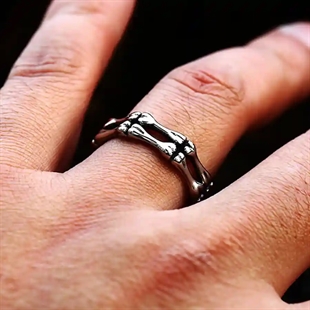 Skull ring til menn i rustfritt stål med bone-design båret på finger