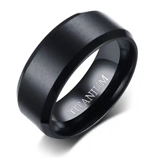 Svart herre-ring i titan med matt finish og IP black plating, 8 mm bred, minimalistisk design