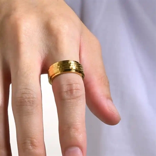 Forgylt spinning ring til menn i rustfritt stål med hamret overflate – 8 mm