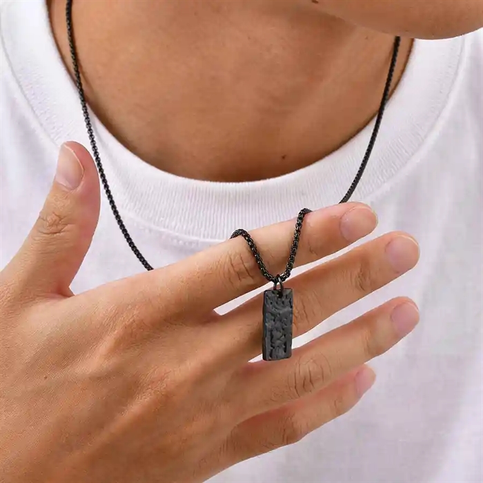 Auric Black Forge – Halssmykke til menn i svart stål