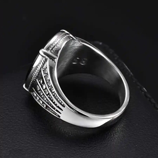 Herrering i rustfritt stål med svart agatstein og detaljerte stålsider – Black Agate Power Ring.