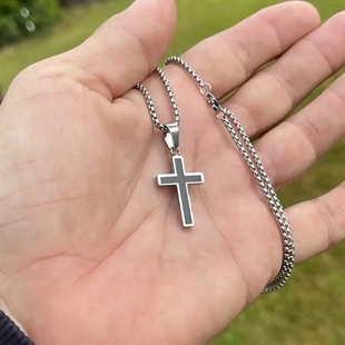 Nordic Faith – Korshalssmykke i blankt stål