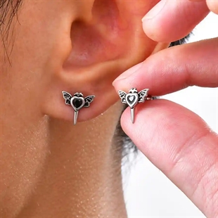 Ørestikk til menn i rustfritt stål med svart hjerte-stein og vinger