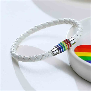 Hvitt Pride-armbånd i regnbuens farger
