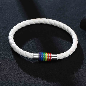 Hvitt Pride-armbånd i regnbuens farger