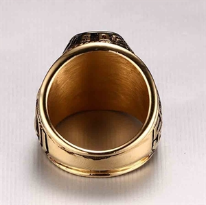 Ring med rød stein