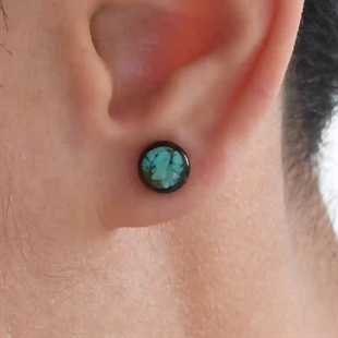 Ørestikk for menn i blackcoated stål med turkis stein – vist i øret