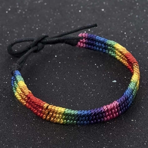 LGBT+ armbånd i friske farger.