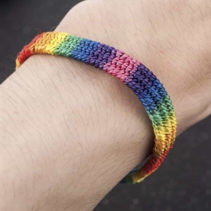 LGBT+ armbånd i friske farger.