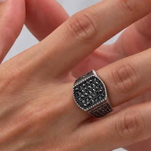 Herrering med stein