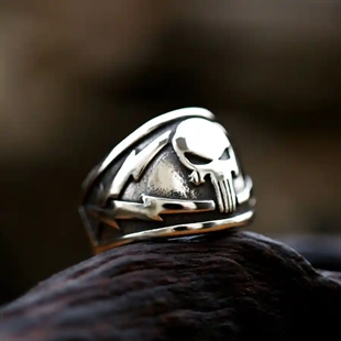Skull Steel Warrior herrering i rustfritt stål med dødningehode-motiv.