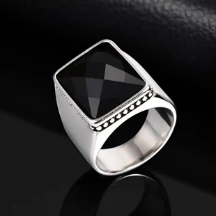 Herrering i rustfritt stål med stor firkantet fasettslipt sort stein – Black Titan Square Ring.