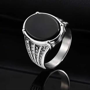 Herrering i rustfritt stål med svart agatstein og detaljerte stålsider – Black Agate Power Ring.