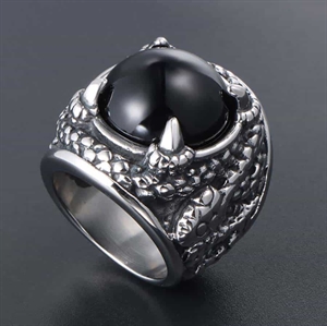 Stor herrering med svart stein