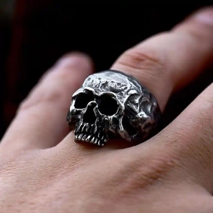 Nightfall Skull Bikerring i mørkt stål.