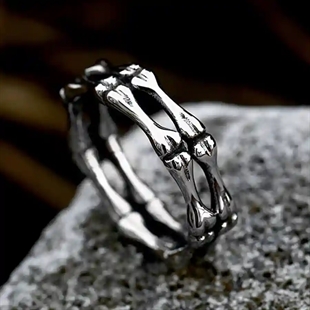 Skull ring til menn i rustfritt stål med bone-design båret på finger