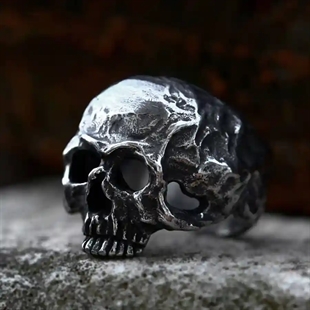 Nightfall Skull Bikerring i mørkt stål.