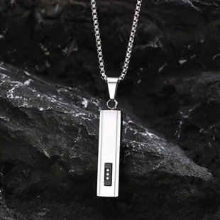 Herresmykke i rustfritt stål med rektangulær bar pendant og CZ-detaljer