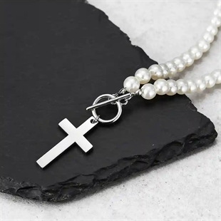 Perlekjede til menn med hvite perler og korsanheng