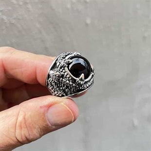 Stor herrering med svart stein