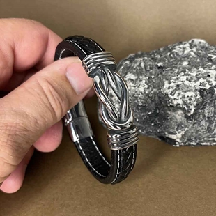 Svart armbånd i rart skinn