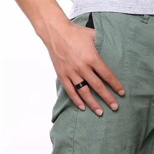 Svart herre-ring i titan med matt finish og IP black plating, 8 mm bred, minimalistisk design